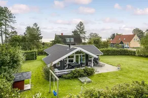 Holiday home with garden, terrace & jacuzzi - Image 3