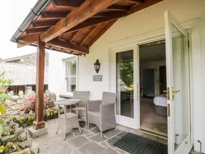 Cottage adapté aux familles avec terrasse et jardin - Image 2