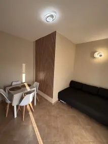 Appartamento Confortevole con Vista sulla Città e Balcone - Image 4