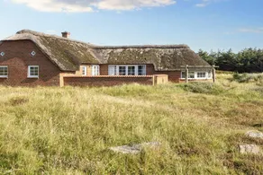 Holiday home with sauna & pool - Image 4