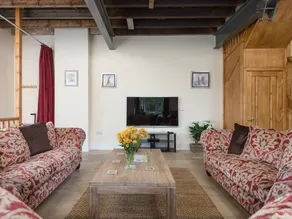 Cottage with barbecue, garden & hot tub | River view - Image 3