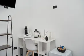 Black and White Guesthouse - Image 5