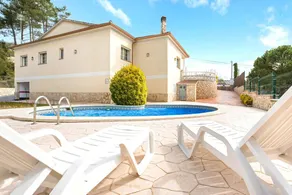 Flat with terrace, garden & private pool - Image 2