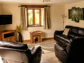 Cottage with garden, jacuzzi & barbecue - Image 4