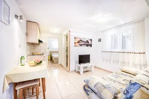 Apartment with terrace - Image 2