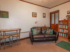 Family-oriented cottage with garden - Image 4