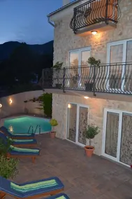 Großes Ferienhaus mit eigenem Pool und Terrasse - Image 4