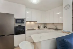 Agréable appartement de vacances avec internet haut débit | Vue ville | À côté de la plage | Adapté au travail à distance - Image 5