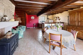 Family-oriented house with garden - Image 3