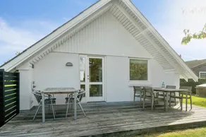 Holiday home with terrace, BBQ & garden | Sea view - Image 2