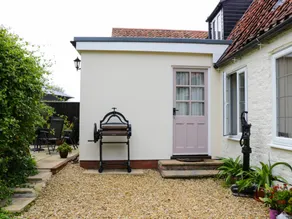 Cottage with garden - Image 2