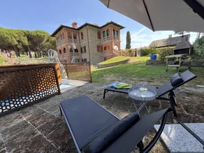 Villa avec terrasse, jardin et piscine privée | Vue piscine - Image 3