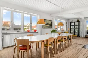 Holiday home with terrace & garden - Image 3
