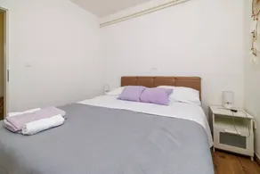 Apartamento vacacional con barbacoa, terraza y jardín | Vistas al jardín - Image 3