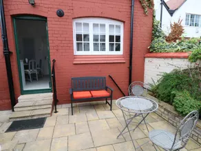 Family-friendly cottage with garden - Image 2
