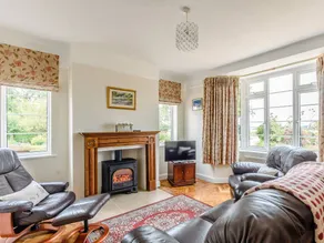 Cottage with garden & barbeque | River view - Image 2
