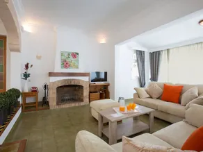 Fully equipped flat with BBQ, garden & private pool | Beach nearby - Image 2