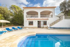 Grande maison de vacances entièrement équipée avec piscine privée, barbecue et terrasse | Vue montagne | Avec animaux bienvenus - Image 2