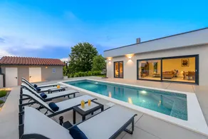 Villa with pool, BBQ & terrace - Image 4