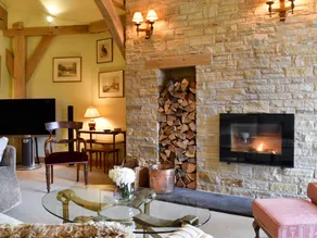 Cottage with hot tub & garden - Image 4