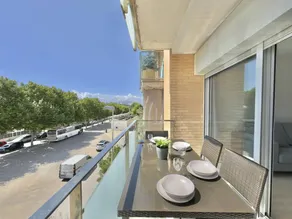 Spacious Apartment in Central Roses, 650m from Beach, with Terrace & Private Parking - Image 2