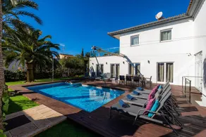 Villa with garden, terrace & private pool | Suitable for remote work - Image 4
