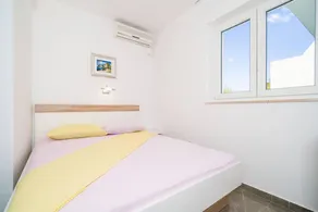 Dedicated room with terrace | Garden view - Image 4