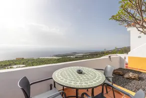 Appartamento con giardino, piscina e terrazza | Vista sul giardino - Image 2