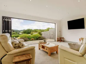 Cottage with hot tub & garden - Image 4