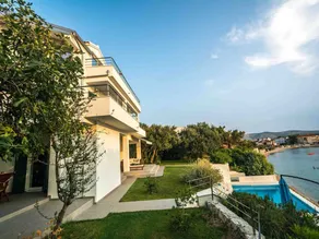 Holiday home with private pool, barbeque & terrace - Image 3