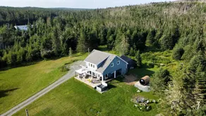 Coastal Escape with Woodstove, Sauna & Hot Tub in Lake Charlotte, Canada - Image 2