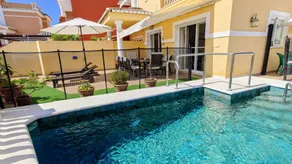 Charmant chalet adapté aux familles avec piscine privée, barbecue et jacuzzi | Vue golf | Idéal pour le télétravail - Image 4