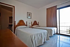 Habitación en casa de familia con piscina y terraza - Image 2