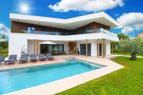Children-friendly house with terrace, pool & barbecue - Image 4