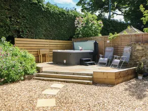 Cottage with garden & hot tub - Image 3