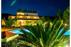 Private room with garden, pool & barbecue | Garden view - Image 3