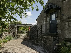 Cottage with barbecue & garden - Image 2