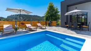 Fully equipped apartment with BBQ, garden & private pool | Mountain view - Image 4