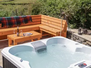 Cottage with garden & jacuzzi - Image 2