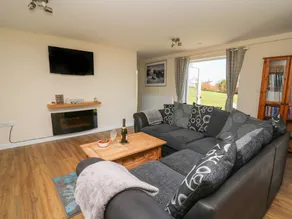 Cottage with garden - Image 3
