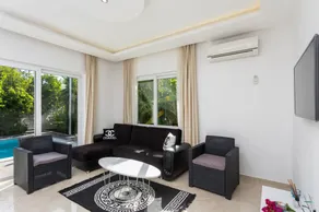 Villa with barbeque, private pool & terrace - Image 4