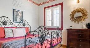 Villa avec jardin et terrasse | Vue ville - Image 3