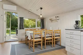 Holiday home with garden, BBQ & terrace - Image 5