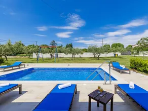House with barbecue, private pool & garden - Image 2