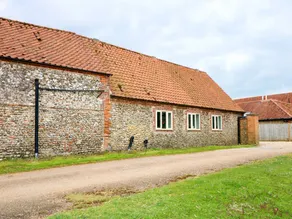 Cottage with garden - Image 2