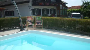 Apartment with pool & garden - Image 3