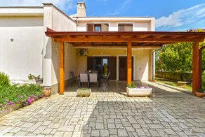 Holiday apartment with barbeque & garden - Image 4