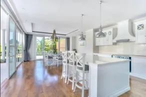 Large luxury enclosed villa, perfect location - Image 3
