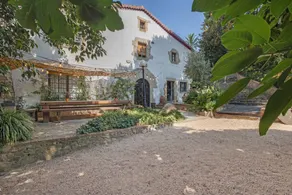 Family-oriented villa with BBQ, terrace & garden | City view | Good for workation | Pets allowed - Image 3