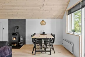 Holiday home with barbecue & terrace - Image 5